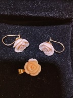 Złoty komplet 585 pr z naturalnymi rzeźbionymi koralowymi różyczkami