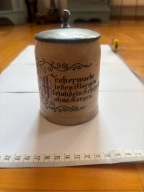 stary kufel koniec XIX w. z cynowym deklem ze starą sentencją biesiadną