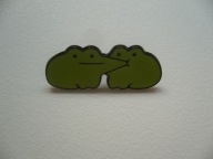 METALOWA EMALIOWANA PIN PRZYPINKA UROCZE ŻABY ŻABKI