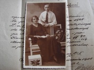 Łódź - stare zdjęcie z 1933 - dziewczyna na ławce, młodzieniec