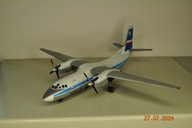 Samolot pasażerski AN-24B 1/72 PLL LOT SP-LTA