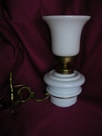 Kinkiet z mosiądzu z białym kloszem i białym pojemnikiem