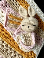 Kocyk dziecięcy na szydełku paski +przytulanka Królik, babyshower