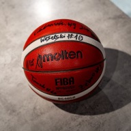 Piłka od koszykówki z podpisami koszykarzy AZS UMK Transbruk Toruń