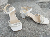 Nieznana marka nr 41/42 eleganckie białe sandały z perełkami na słupku nowe