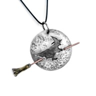 Czarownica, wiedźma na miotle. Wisior ręcznie robiony. Multimetal.