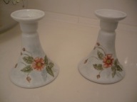 Dwa białe świeczniki porcelanowe.
