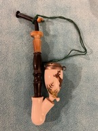 FAJKA PORCELANOWA Z MOTYWEM MYŚLIWSKIM NA CYBUCHU KOZIOŁEK