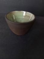 Mała ceramiczna miseczka szkliwiona wewnątrz