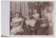 RODZINNE MUZYKOWANIE CYTRA MANDOLINA SECESYJNE WNĘTRZE INSTRUMENTY