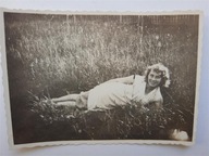 PRL kobieta na trawie moda (1847d)