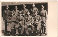 WEHRMACHT TRZECIA RZESZA -zdjęcie grupowe ŻOŁNIERZE -format pocztówkowy