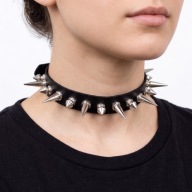 Choker z ćwiekami czarny naszyjnik modny dodatek do stylizacji 31–41 cm