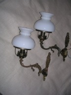 Kinkiety z mosiądzu z białymi kloszami- postarzałe przez producenta Vintage