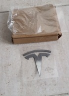 ZNACZEK EMBLEMAT KLAPY BAGAŻNIKA TESLA Y NOWY 1607786-00-A