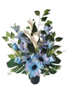 Bukiet cmentarz kalie róże klemtis błękit