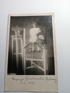 BYDGOSZCZ 1926- DZIEWCZYNKA Z KOSZYKIEM NA FOTELU ANTYCZNYM