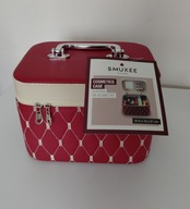 Czerwony kuferek na kosmetyki