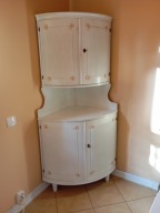 Zabytkowy kredens narożny