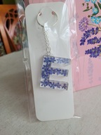 Breloczek litera kwiaty niezapominajki w żywicy, prezent Walentynki