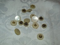 GUZIKI BIAŁE , PŁASKIE, PERŁOWE- RÓŻNE -15 SZT.