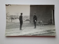 Wojsko, żołnierze, meldunek, wózek dziecięcy i rower zdjęcie z lat 50-tch