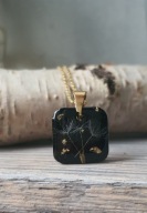 Wisiorek z dmuchawcami i płatkami złota