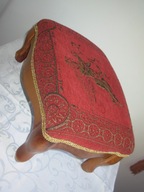 SUBTELNIE PIĘKNA PUFA PODNÓŻEK