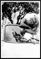 A2 PLAKAT OBRAZ BRIGITTE BARDOT W SAMOCHODZIE, FILM KINO, CZARNO BIAŁY