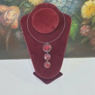 Elegancki naszyjnik na lince z potrójną czerwoną zawieszką