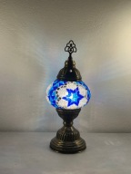 Lampa stołowa w kolorze mozaiki, zdobiona motywami tureckimi.