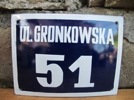 Stara emaliowana tablica z numerem domu i ulicą