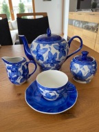 Porcelanowy serwis do kawy lub herbaty z motywem kwiatowym