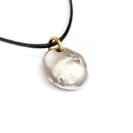 Wisiorek - sztabka srebra (klucha) z recyklingu uszkodzonej monety.