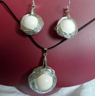 Designerska biżuteria, biały naturalny koral w aureaoli, wisior i kolczyki