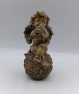 prześliczny Aniołek cherubin siedzący na kuli z kwiatów róż - 12cm