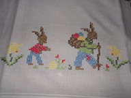 Obrus haft krzyżykowy , zajaczki