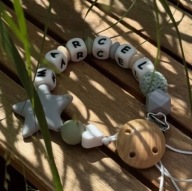 Zawieszka do smoczka z imieniem, Personalizowana zawieszka