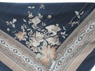 Chusta czarna zdobiona wizerunkiem kwiatowej kompozycji - produkt vintage