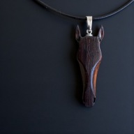 WISIOREK KOŃ DREWNO EGZOTYCZNE 4,5 CM RZEMIEŃ 50+5 CM STAL SZLACHETNA