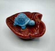 śliczny żółwik żółw na pływającym liściu świetny - kolekcjonerska figurka