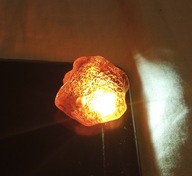 nieoszlifowanym bursztynem bryłka/koralik