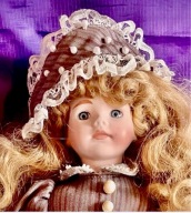 porcelanowa lalka kolekcjonerska w doskonałym wykonaniu