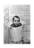 Pocztówka - Mały chłopczyk w wiadrze na chodniku