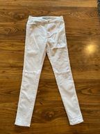 Białe spodnie z dziurami modne the rocknrev