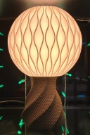 Lampa Led designerska nowoczesna stołowa nocna na komodę E27 3D 38 cm wys.