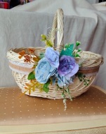 Koszyk wielkanocny z polskiej wybielanej wikliny- zdobiony kwiatami