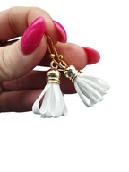 11 Kolczyki zamszowe chwosty - białe - pomagam