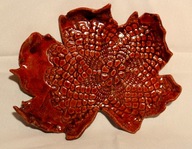 Ceramiczna patera "czerwonobrązowy liść klonu z koronką"