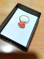 Złoty pierścionek z naturalnym koralem rzeźbiona róża 585 pr.2,8 gr.